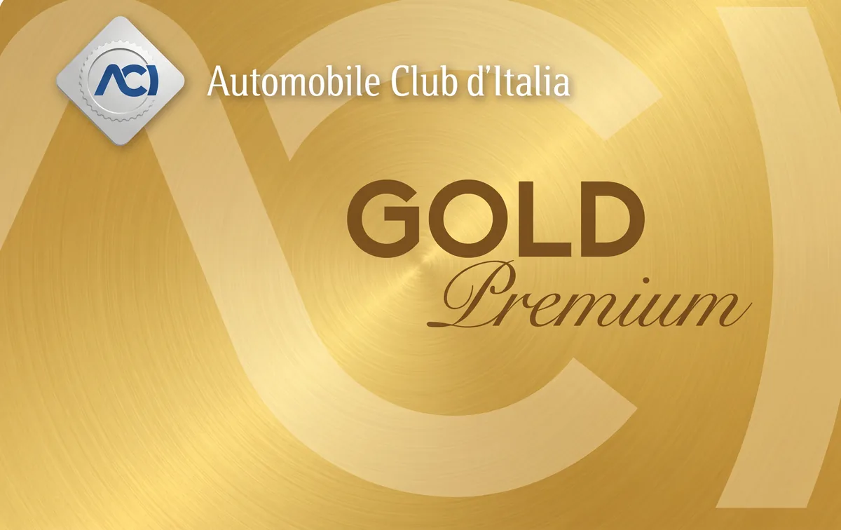 Tessera ACI Gold Premium e auto in primo piano