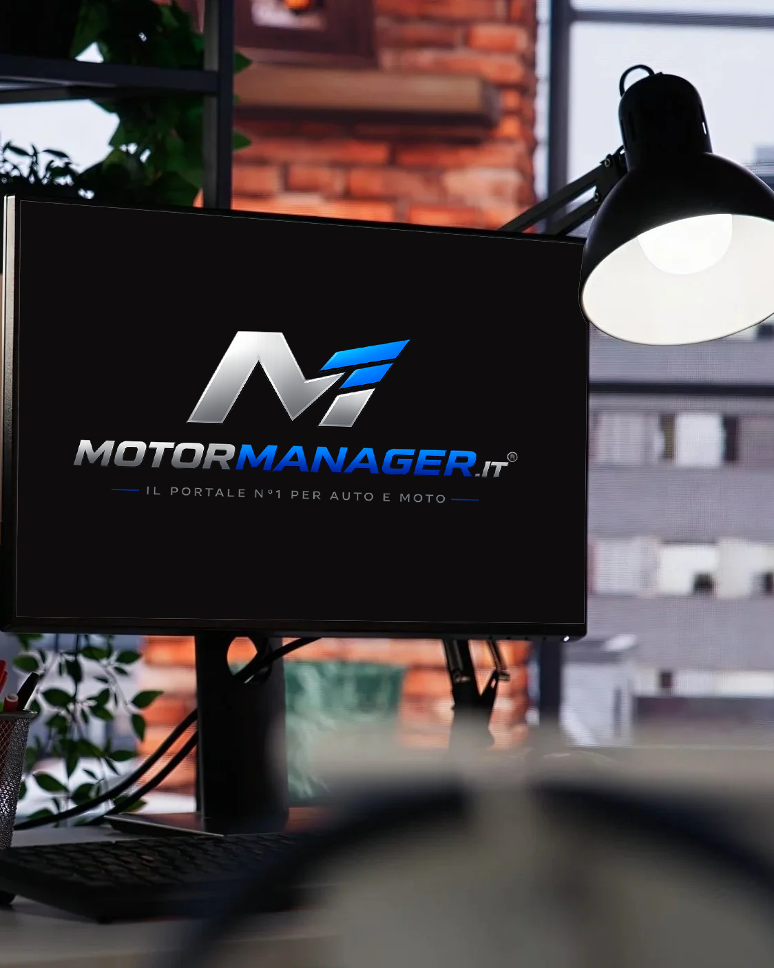 Postazione di lavoro moderna con tecnologia di machine learning, ambiente startup nel settore automotive