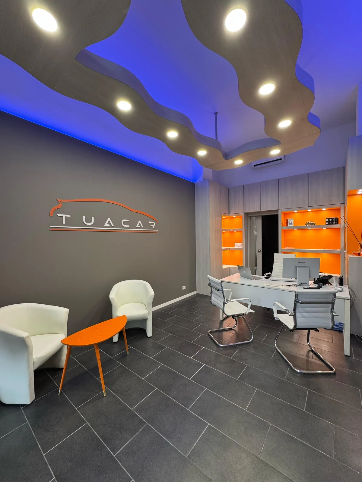 Professionista automotive al lavoro con il gestionale Motor Manager